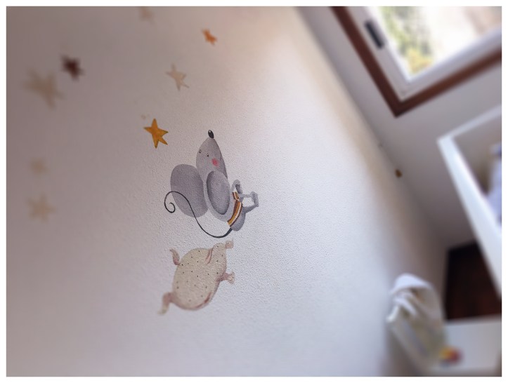 Mural en proceso, ratòn atento al cuento de la Luna...